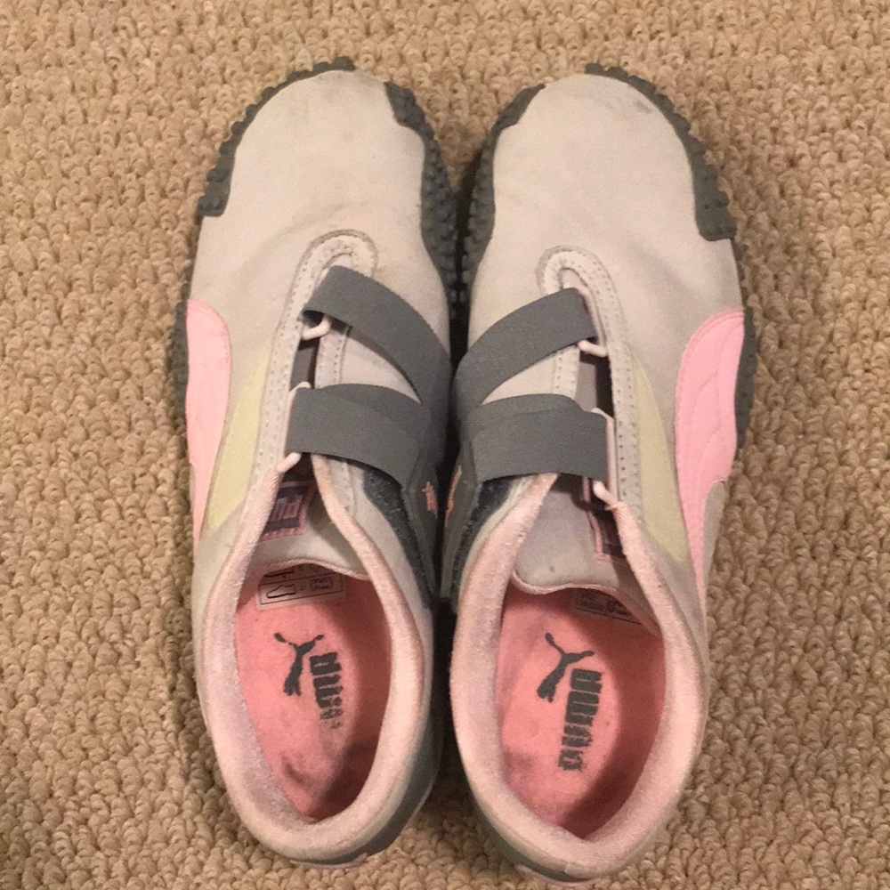 Puma Women’s Tennis shoes. Like new! Smoke and pet free home Gray/Pink Cool!